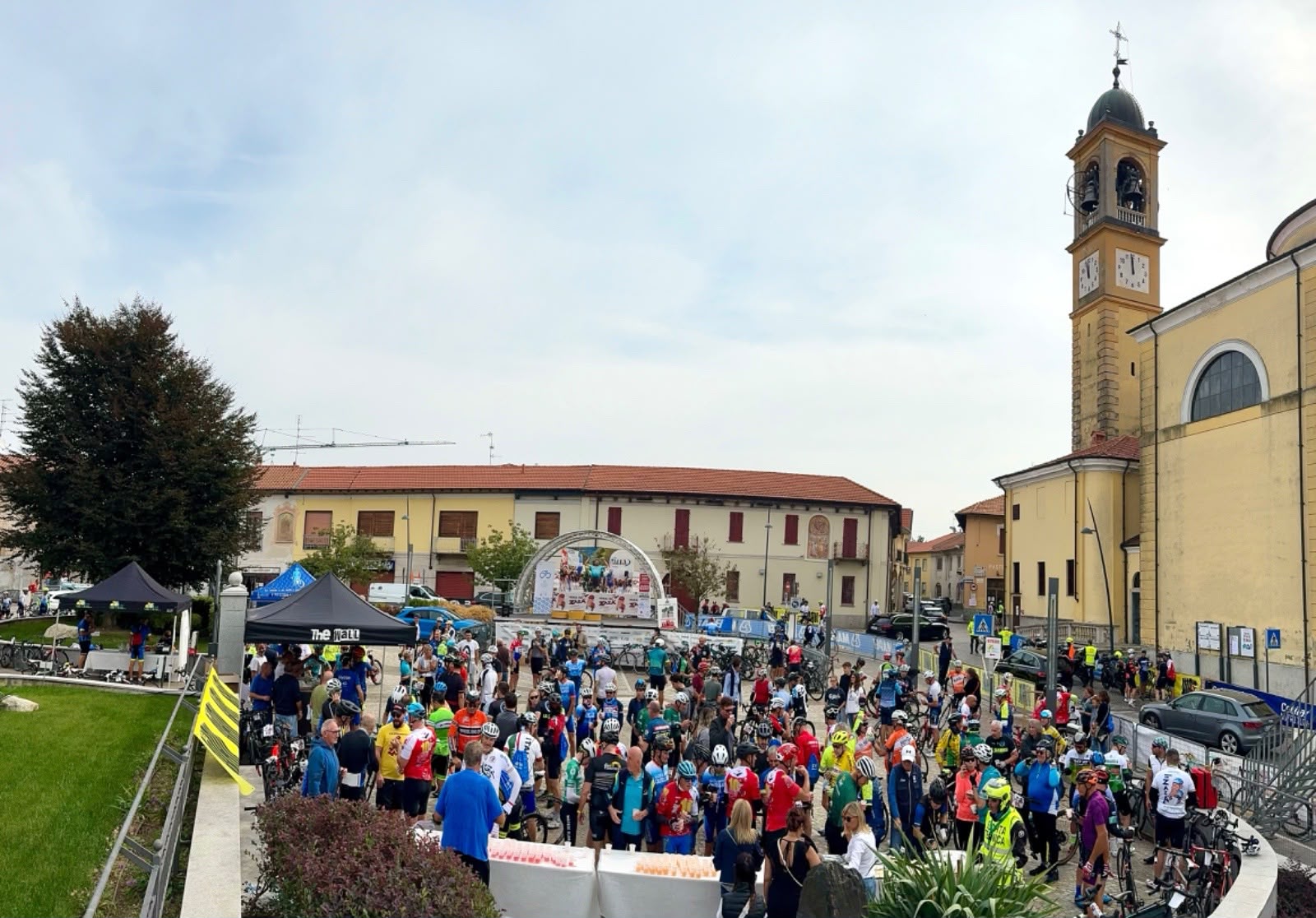 Partecipanti e ciclisti riuniti nel centro di Gorla Maggiore